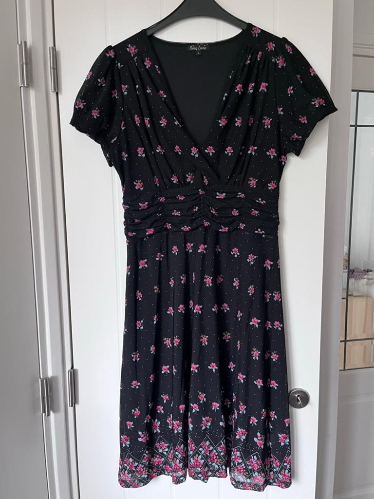 King Louie Jurk met Bloemenprint Maat L, Kleding | Dames, Jurken, Zo goed als nieuw, Maat 42/44 (L), Zwart, Knielengte, Ophalen of Verzenden