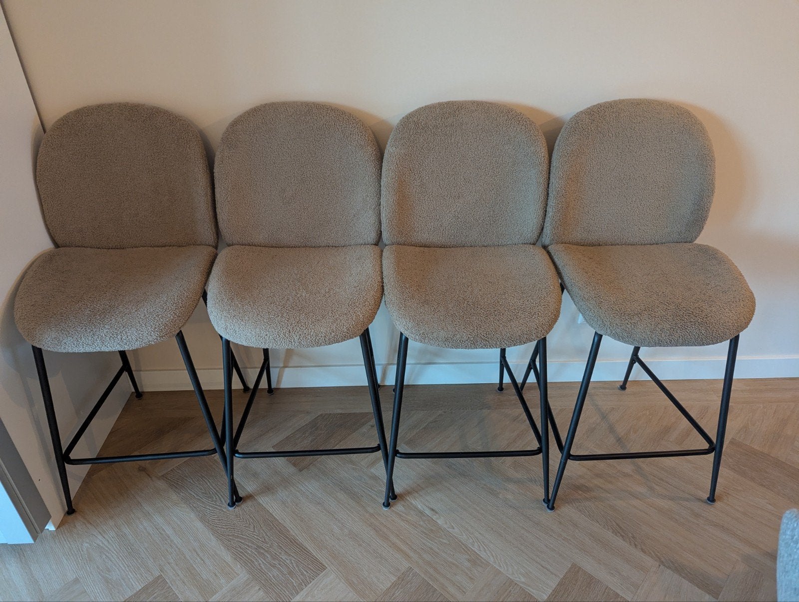 4 taupe kleurige teddy barkrukken, metalen onderstel, Ophalen, Met voetsteun, Zo goed als nieuw, 90 cm of meer