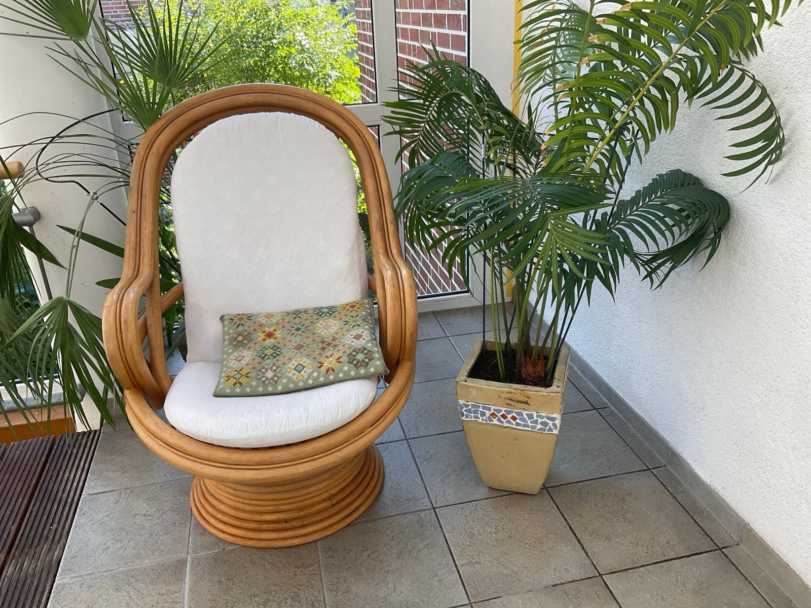 Vintage rotan fauteuil met kussen, Huis en Inrichting, Ophalen, Gebruikt, Dreh-und Schaukelstuhl, Wit