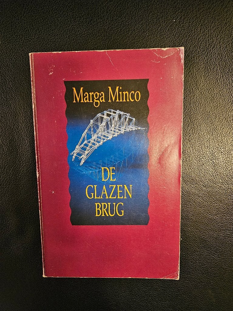 De glazen brug - Marga Minco, Ophalen of Verzenden, Zo goed als nieuw