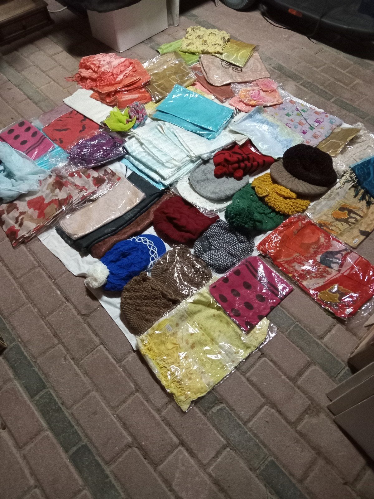 Zijden/Wollen sjaals (60) + Petten (12), Ophalen, Nieuw, Maat 46/48 (XL) of groter, Sjaal