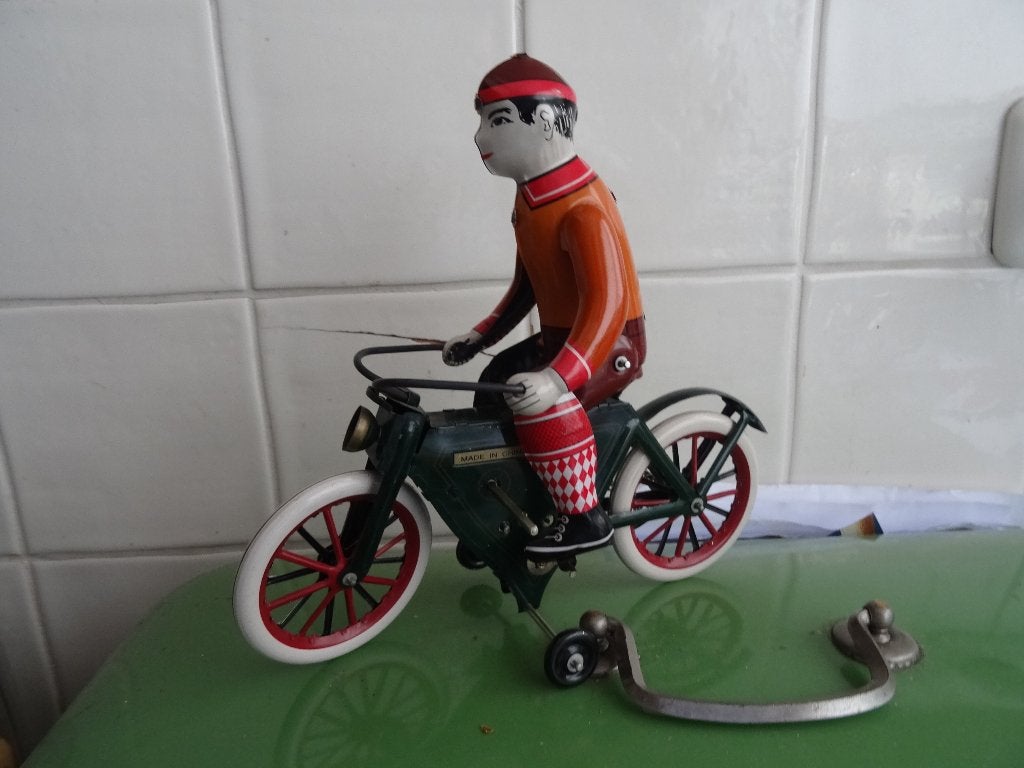 Oud blikken speelgoed motorrijder, Ophalen