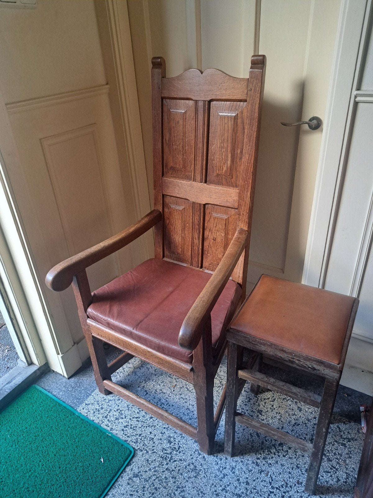 Antieke houten stoel met kruk, kerk/klooster stijl, Ophalen of Verzenden