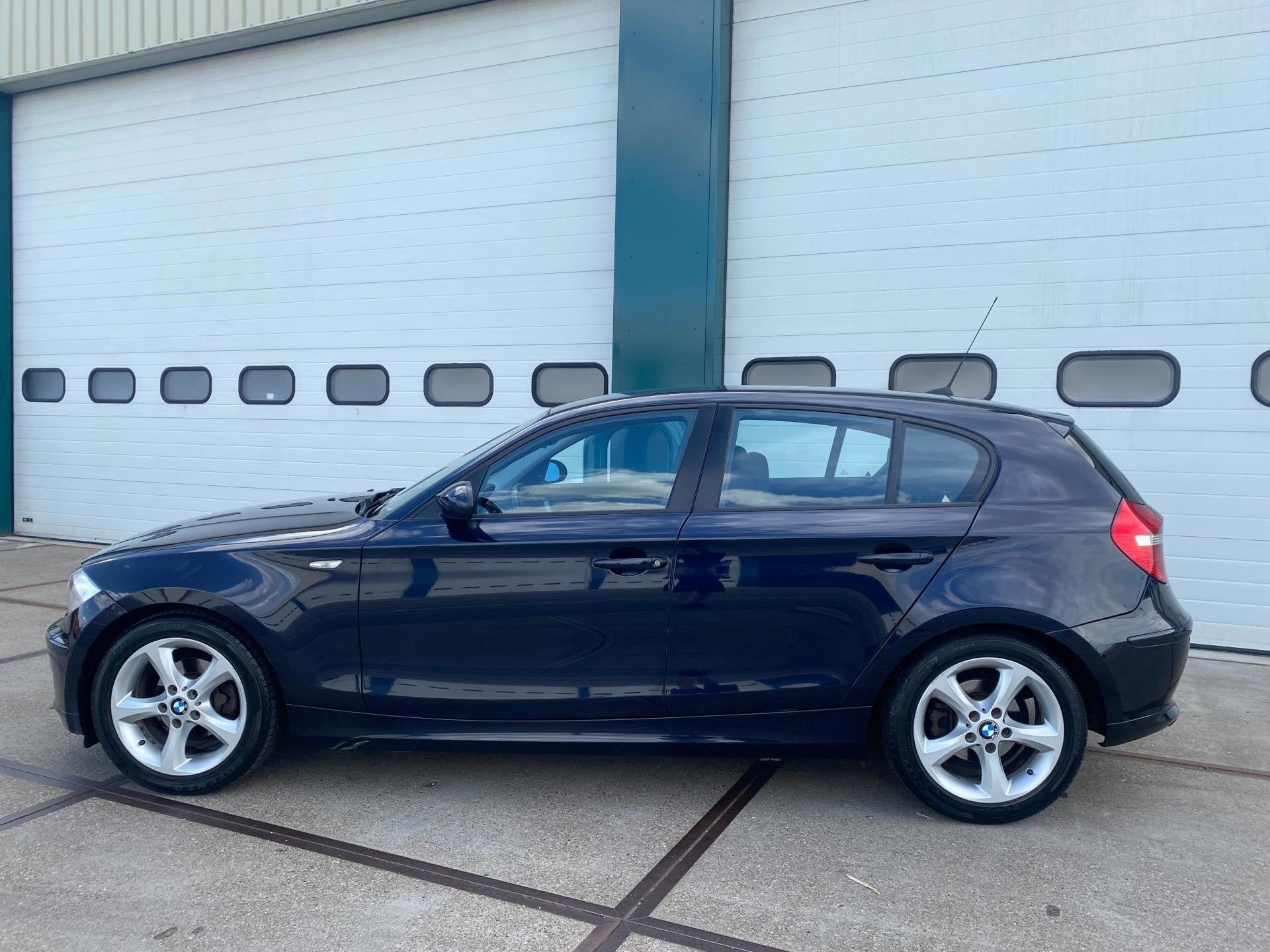 BMW 1-serie 116i Business Line Nwe Apk, Auto's, Gebruikt, 122 pk, Origineel Nederlands, 650 kg