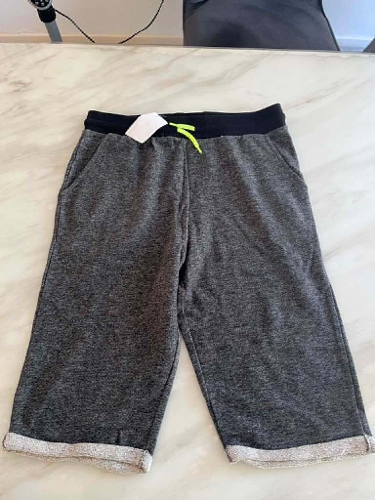 Grijze korte broek, Kinderen en Baby's, Kinderkleding | Maat 170, Broek, C&A, Nieuw, Ophalen of Verzenden