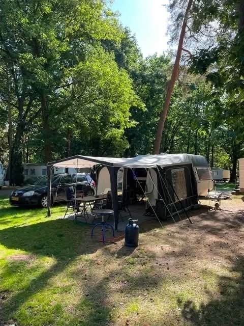 Gezellige caravan met voortent en slaapplaatsen, Ophalen