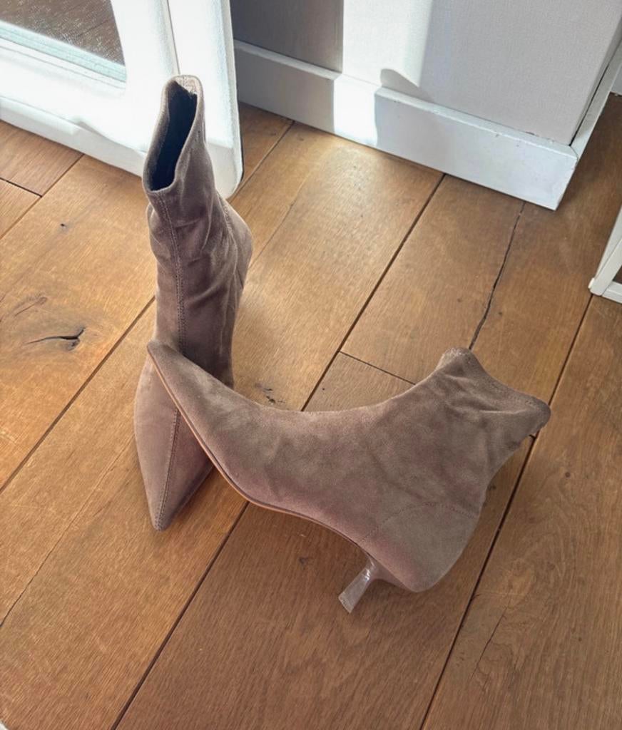 Suede Laarzen met hak van de zara maat 37, Ophalen of Verzenden, Zo goed als nieuw, Zwart, Hoge laarzen