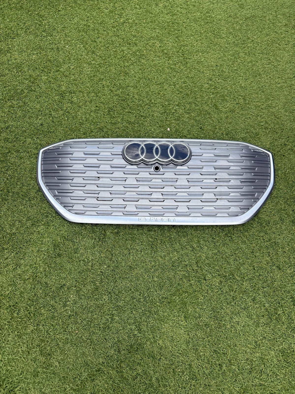 Audi Q4 e-tron Grille - Origineel en in goede staat, Auto-onderdelen, Ophalen of Verzenden, Gebruikt, Voor, Audi
