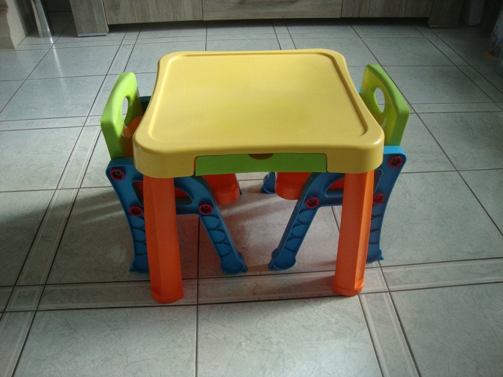 Kunststof kindertafeltje met 2 stoeltjes vrolijke kleurtjes, Kinderen en Baby's, Kinderkamer | Tafels en Stoelen, Ophalen, Gebruikt