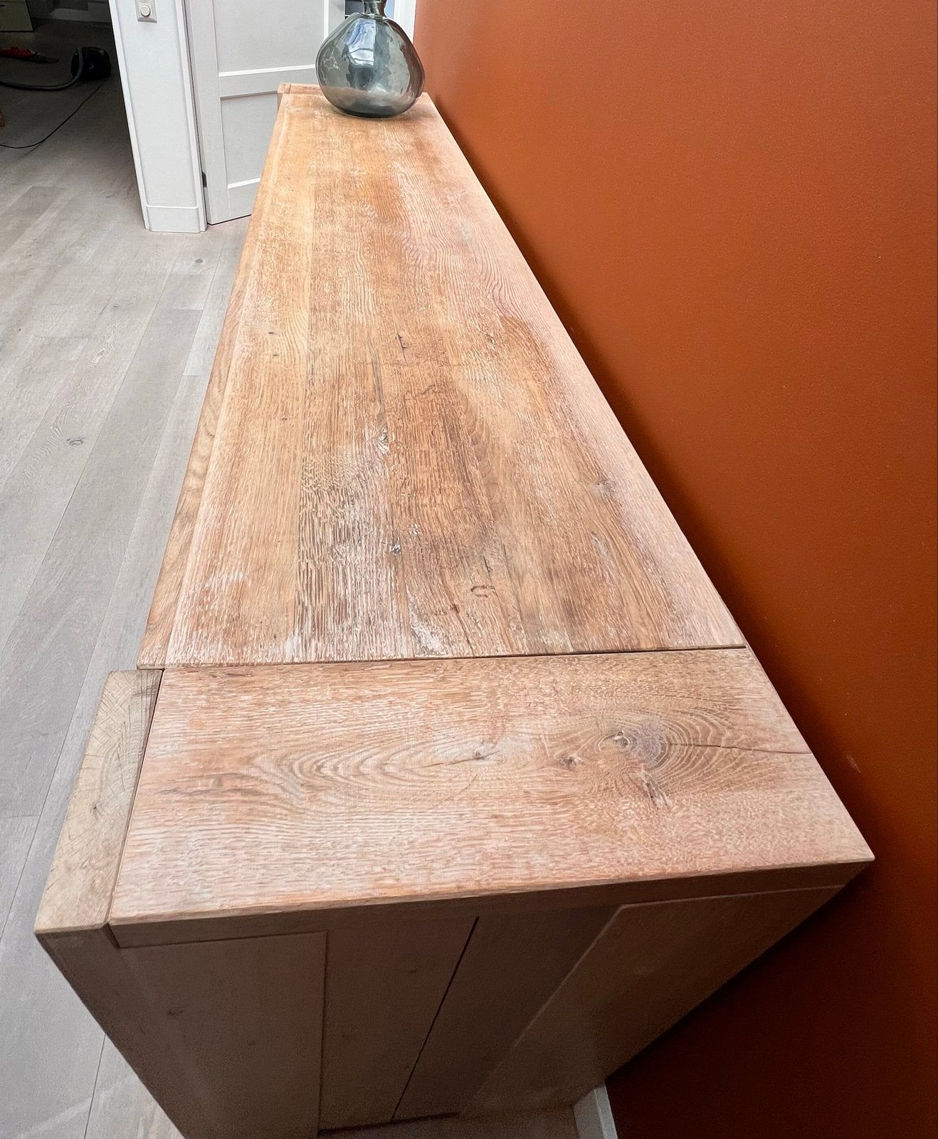 Foto 5 van Houten dressoir met lades en deuren - lichte beschadigi