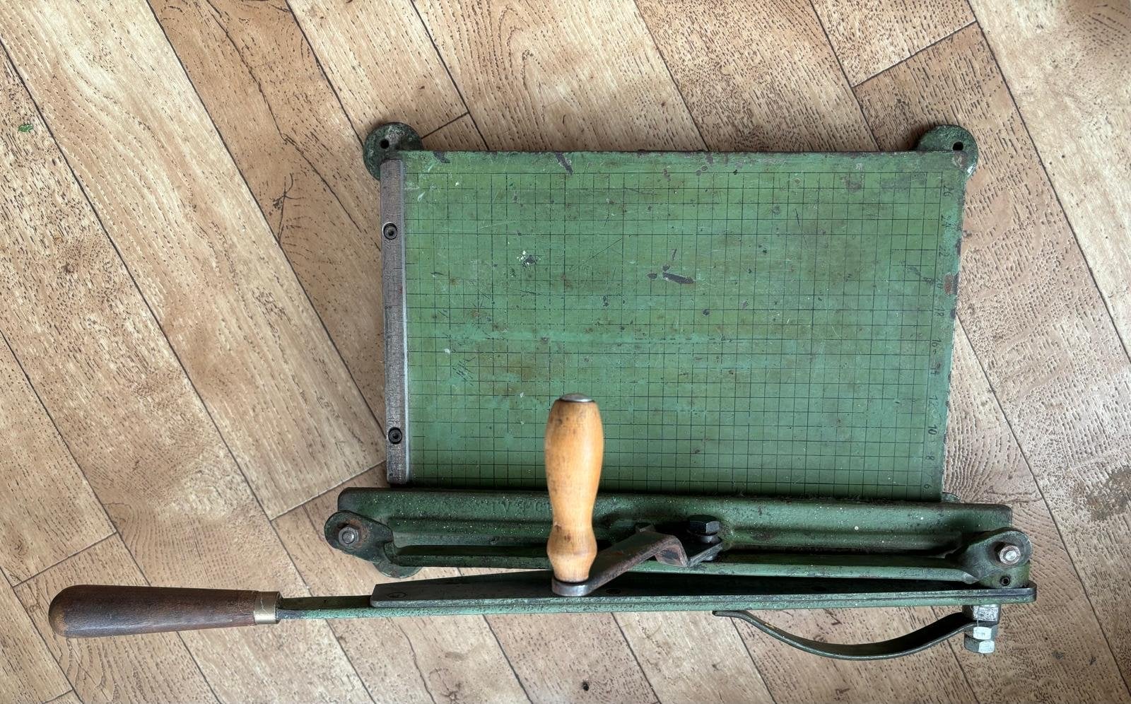 Vintage Groene Papiersnijder - Antieke Guillotine Snijder, Antiek en Kunst, Ophalen