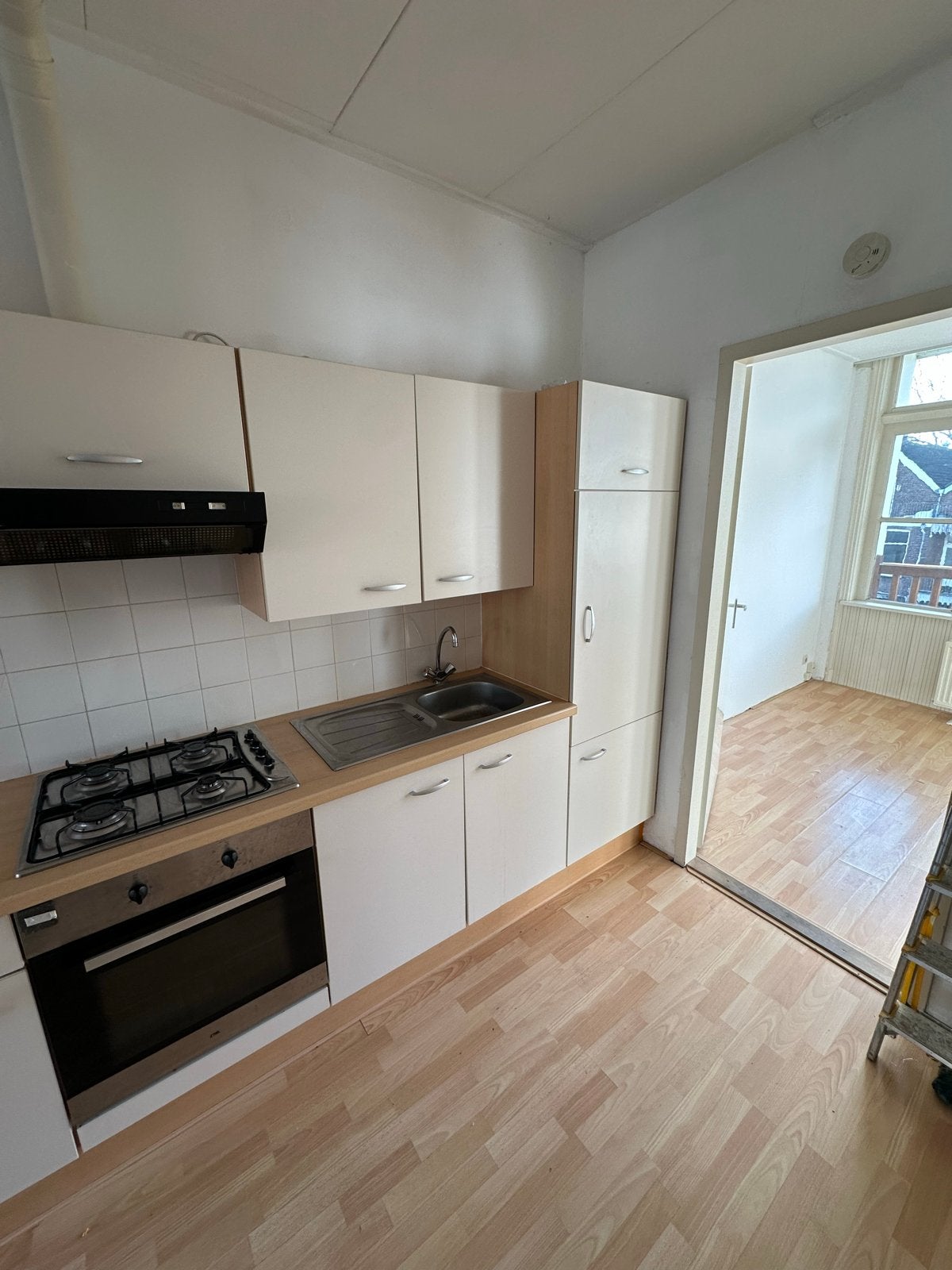 Compacte keuken met inbouwapparatuur gratis ophalen!, Huis en Inrichting, Keuken | Complete keukens, Ophalen, Gebruikt, Wit, Enkelwandige keuken