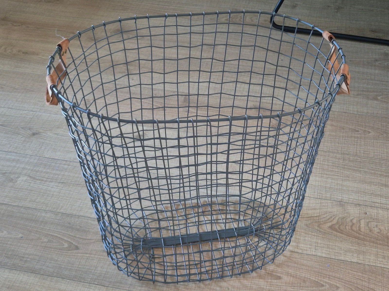 Grote metalen mand met leren handvatten, Huis en Inrichting, Woonaccessoires | Schalen en Manden, Met handvatten, Gebruikt, Mand