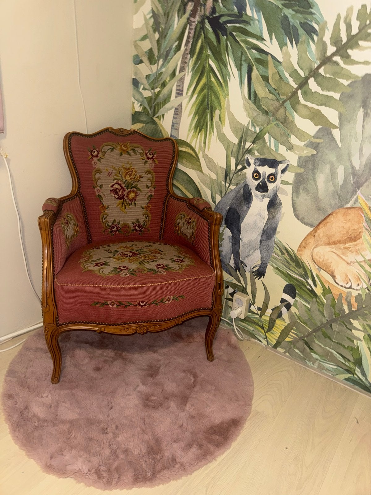 Antieke roze geborduurde stoel, Ophalen