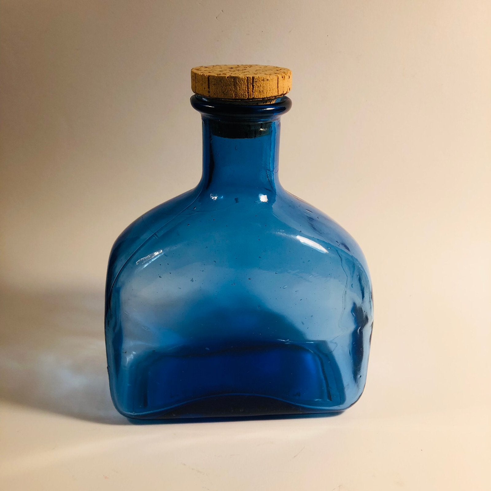 Vintage glazen fles van blauw glas, met kurken dop, Ophalen of Verzenden, Zo goed als nieuw, Overige typen