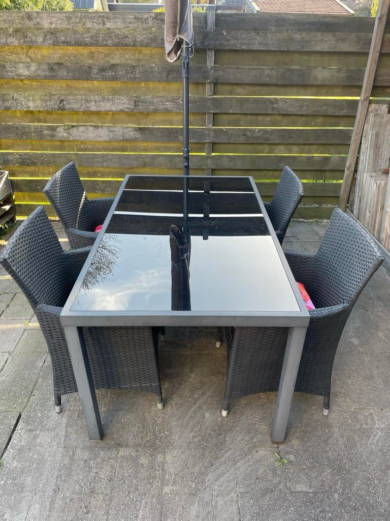 Moderne tuinset met glazen tafel en 4 wicker stoelen, Tuin en Terras, Ophalen, 4 zitplaatsen, Gebruikt, Eettafel