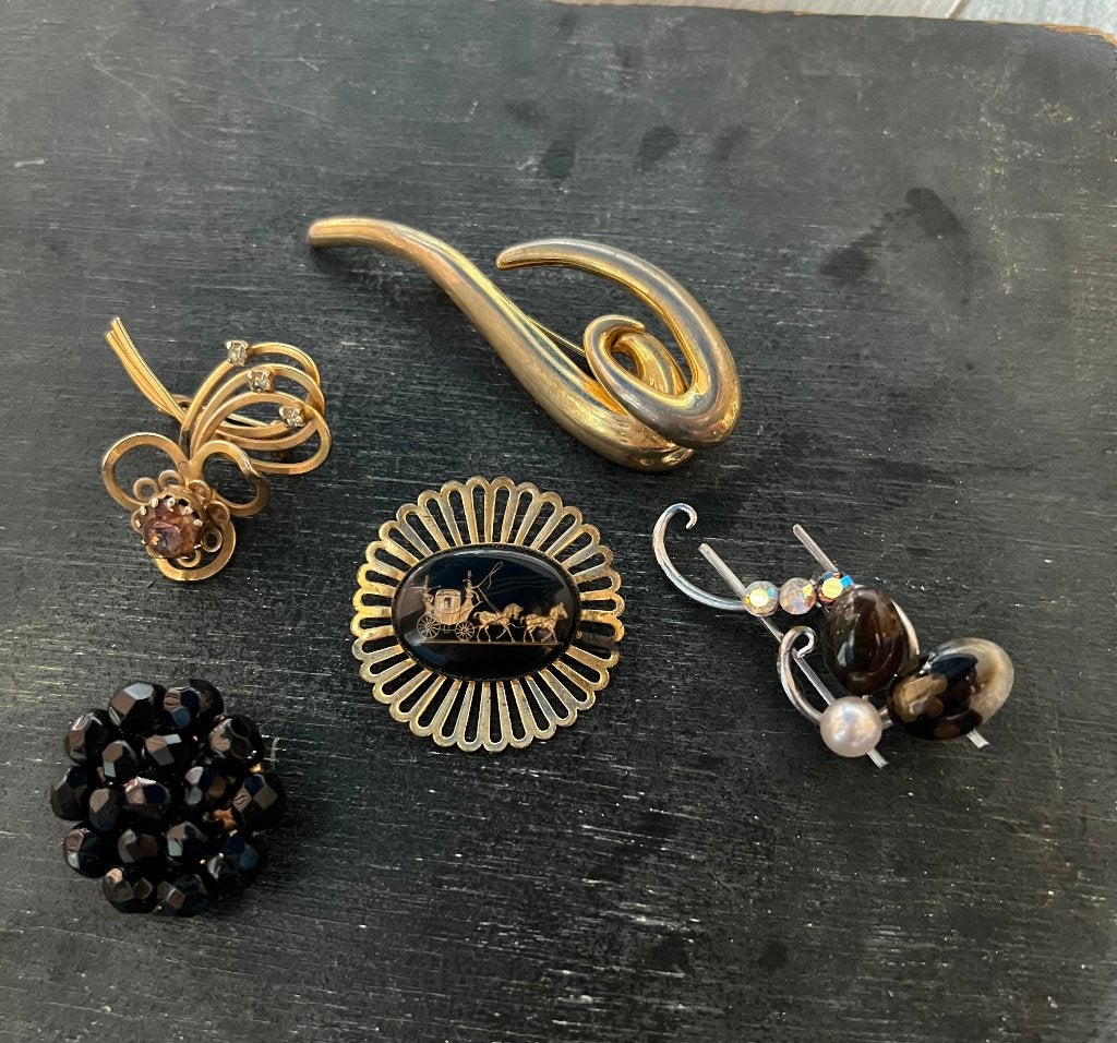 Vintage broches costume jewelry verguld strass gitten lotje, Ophalen of Verzenden, Overige materialen, Broche, Verguld