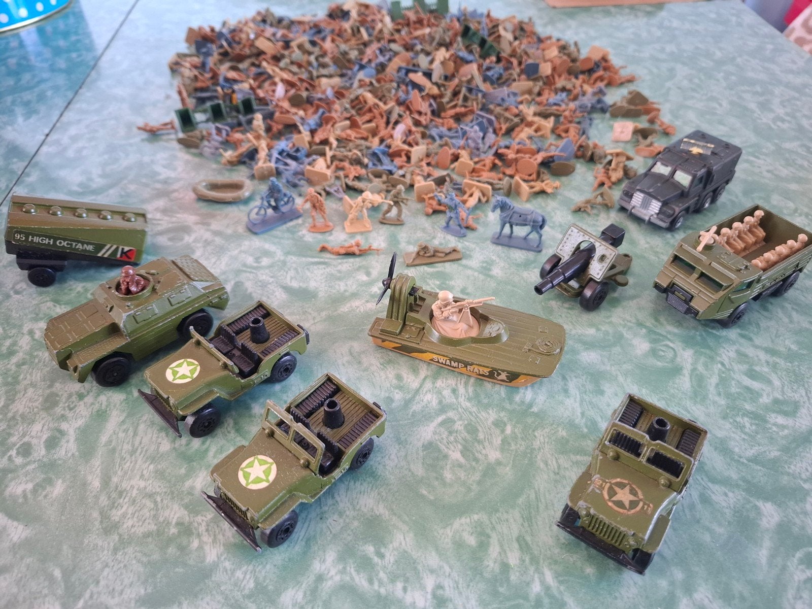 Matchbox militaire voertuigen en blik vol soldaatjes, Verzamelen, Militaria | Algemeen, Landmacht, Nederland, Ophalen of Verzenden