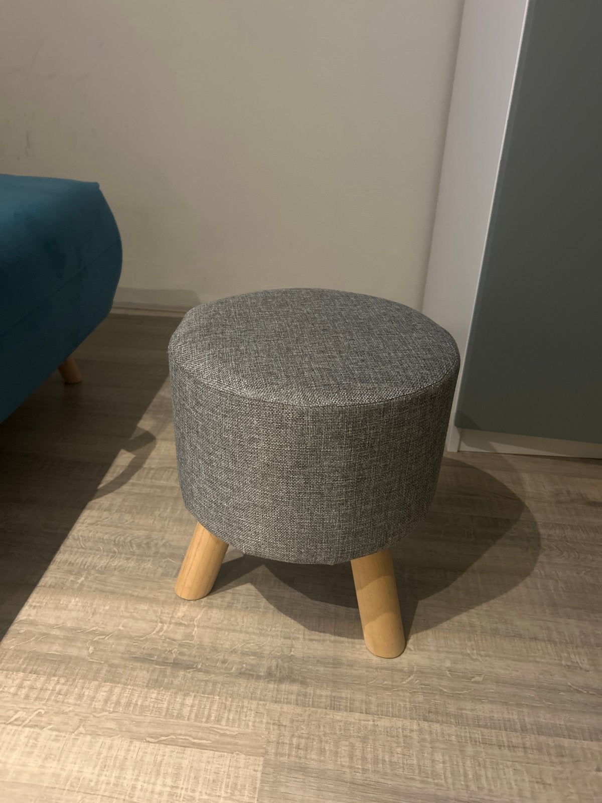 Grijze poef met houten poten, Ophalen, Zo goed als nieuw, Hout