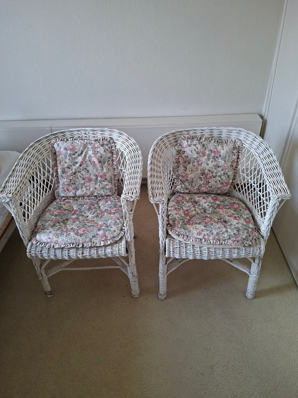 Witte rotan stoelen met bloemenkussens (2 stuks), Ophalen, Gebruikt, Twee, Riet of Rotan