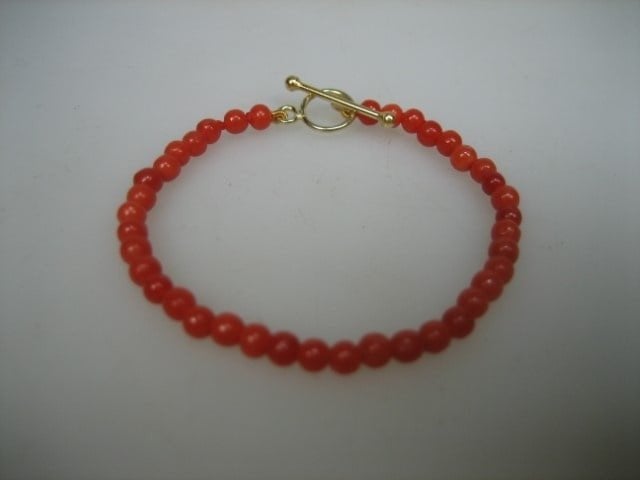 Antieke bloedkoralen baby armbandje goud Kapittelstokje, Sieraden, Tassen en Uiterlijk, Kindersieraden, Nieuw, Armband, Overige kleuren