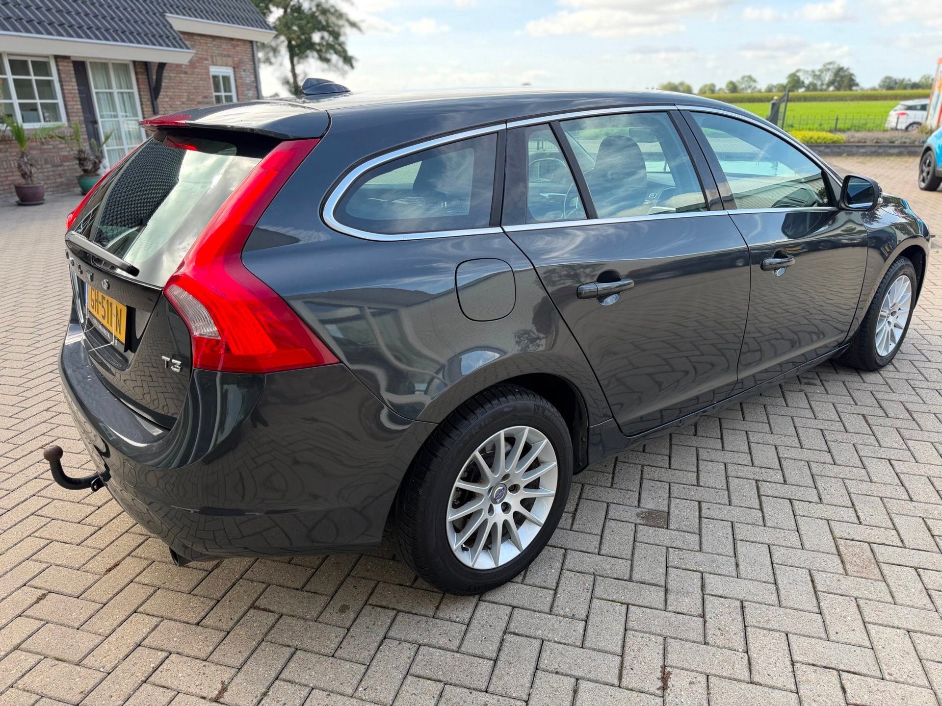 Volvo V60 1.6 T3 Momentum/ Leder/ Navi/ trekhaak/ Cruise/ Ai, Auto's, Voorwielaandrijving, Gebruikt, Zwart, 4 cilinders