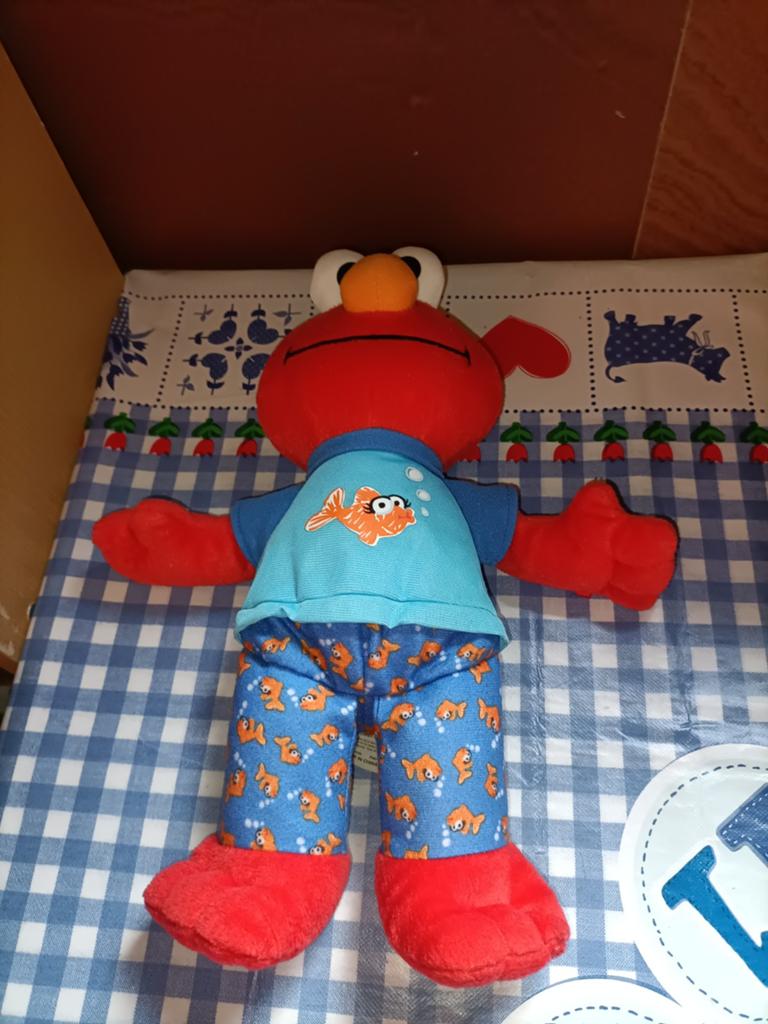Elmo knuffel met slaapliedje en teksten. 32 cm groot, Ophalen of Verzenden, Zo goed als nieuw, Overige typen