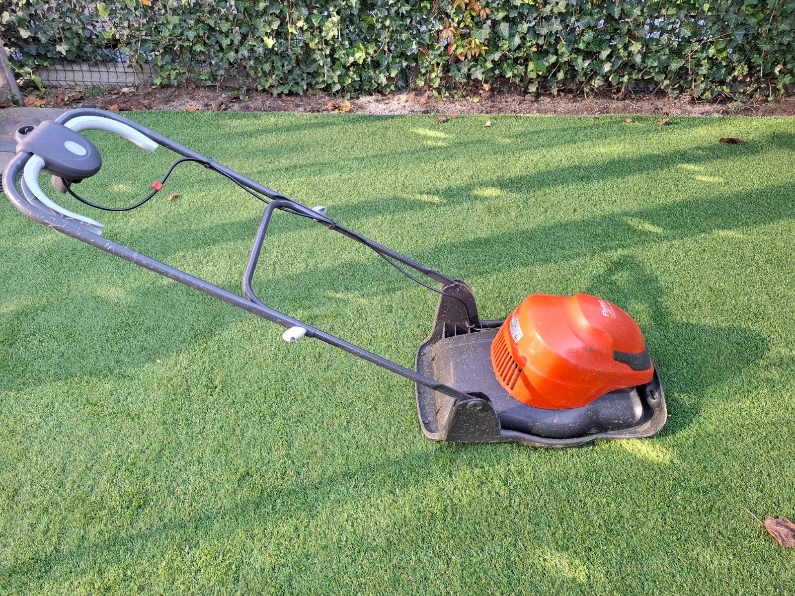 Flymo  grasmaaier (zwever zonder wielen), Ophalen, Gebruikt, Elektrische grasmaaier, Flymo  slide glade 360