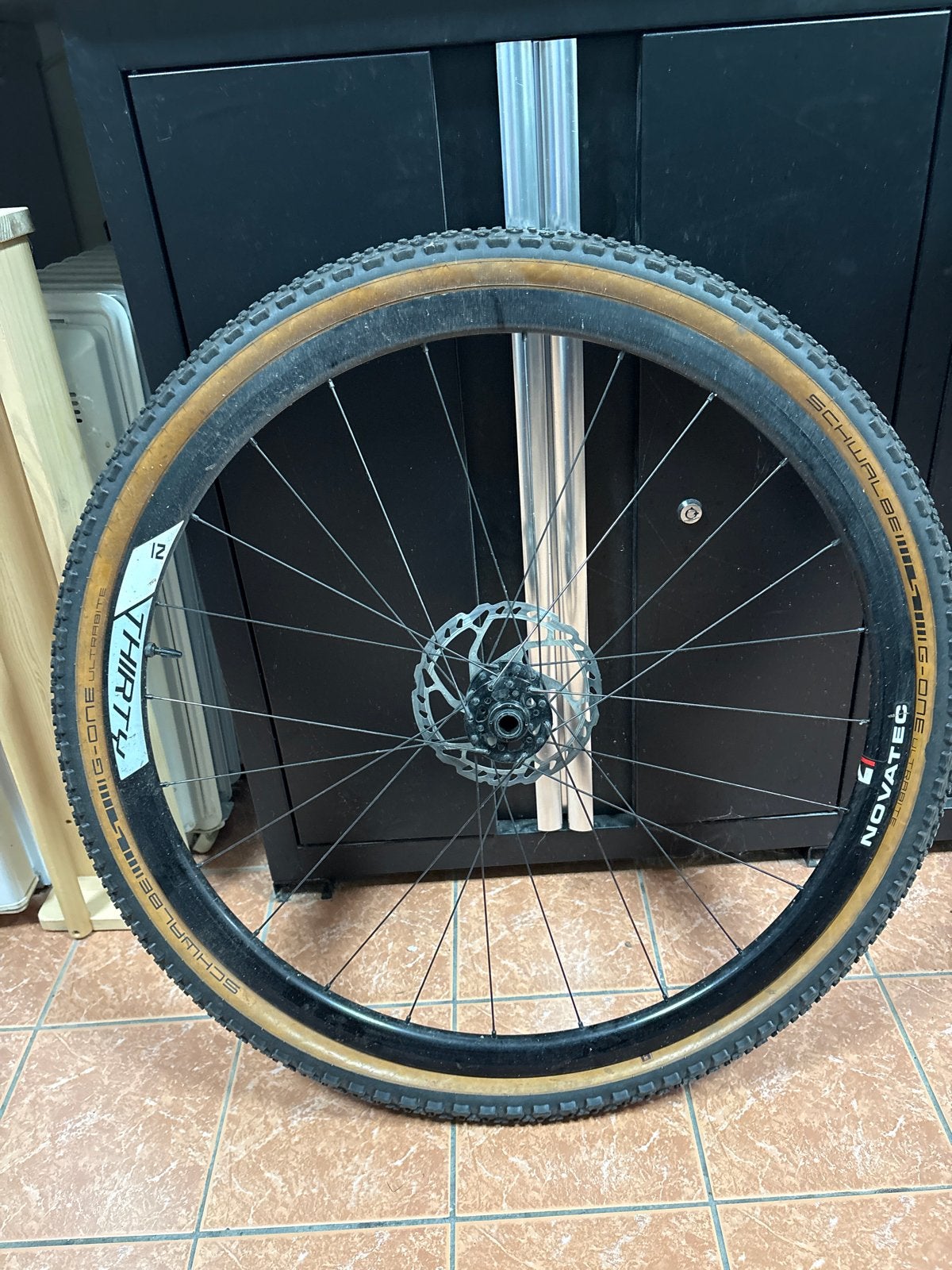 Novatec 30 voorwiel met Tubeless Schwalbe G-One Ultrabite, Fietsen en Brommers, Gebruikt, Gravelbike, Aluminium, Ophalen