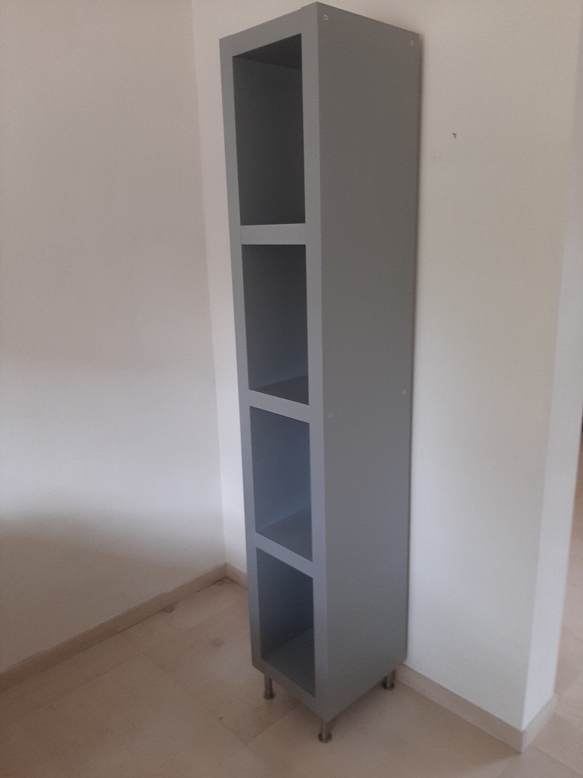 Grijze smalle kast met 4 vakken en pootjes, Ophalen, Met plank(en), Minder dan 50 cm, Gebruikt