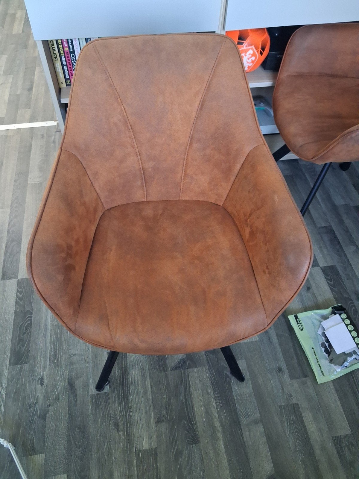 Moderne cognac eetkamerstoel - Zo goed als nieuw, Huis en Inrichting, Bruin, Ophalen of Verzenden, Zo goed als nieuw, Metaal