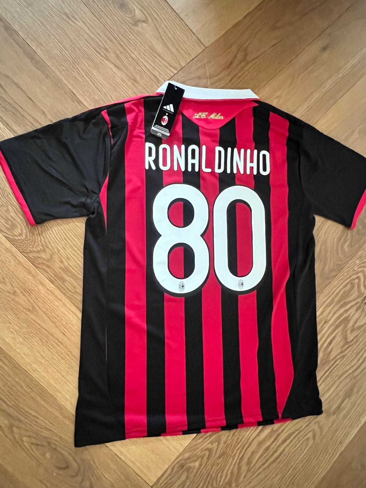 AC Milan Thuisshirt Ronaldinho 80 - Nieuw met labels, Sport en Fitness, Voetbal, Maat M, Ophalen of Verzenden, Nieuw, Shirt