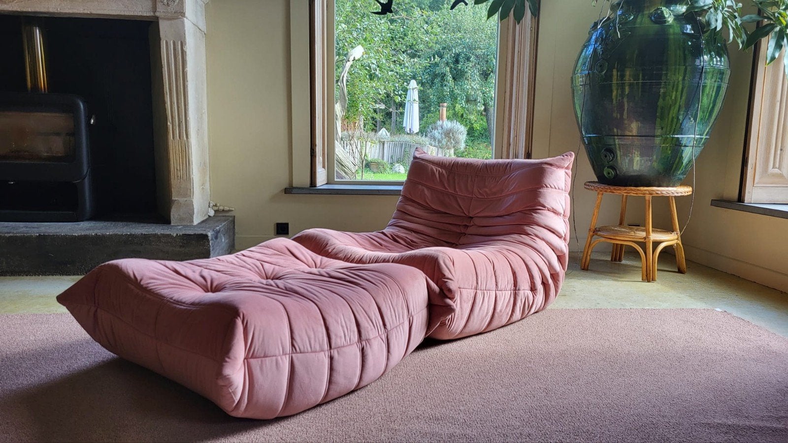 Foto 2 van Togo Ligne Roset fauteuil en poef - Nieuwstaat
