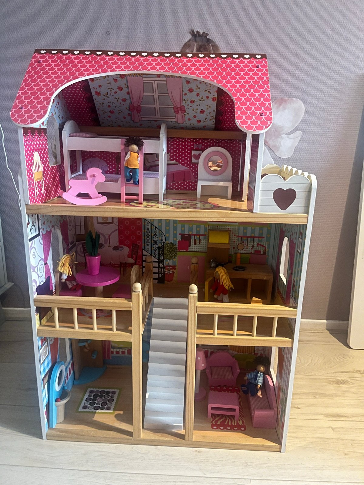 Poppenhuis met meubels en poppen, Kinderen en Baby's, Speelgoed | Poppenhuizen, Ophalen, Zo goed als nieuw, Poppenhuis