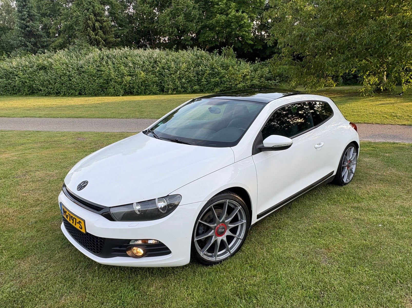 Volkswagen Scirocco 1.4 | PANO | SUPER ONDERHOUDEN | NETJES, Auto's, Volkswagen, 15 km/l, Zwart, 4 cilinders, Wit