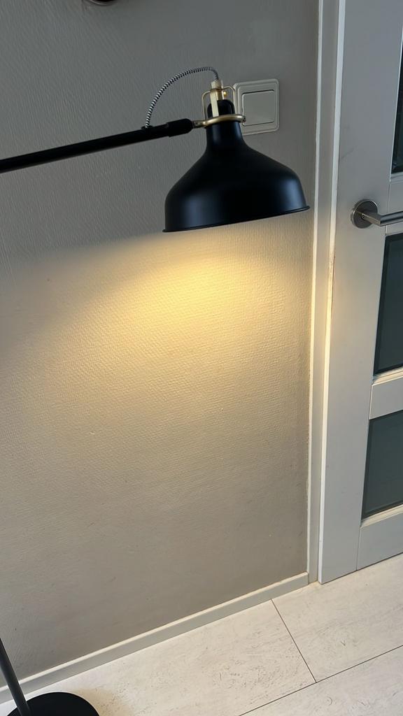 Staande leeslamp zwart met goudkleurige details, Ophalen, Gebruikt, Metaal, 150 tot 200 cm