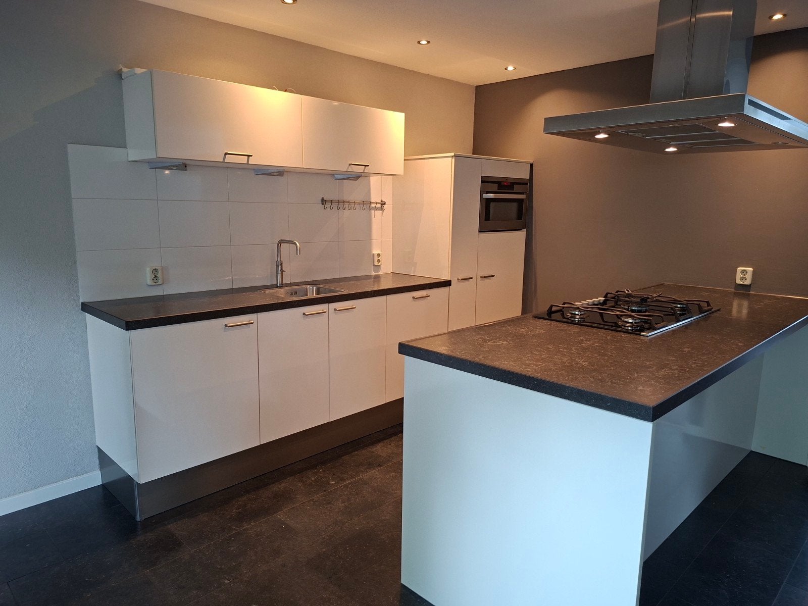 Moderne witte keuken met kookeiland – Compleet, Huis en Inrichting, Keuken | Complete keukens, Ophalen, Gebruikt, Wit, Met kookeiland