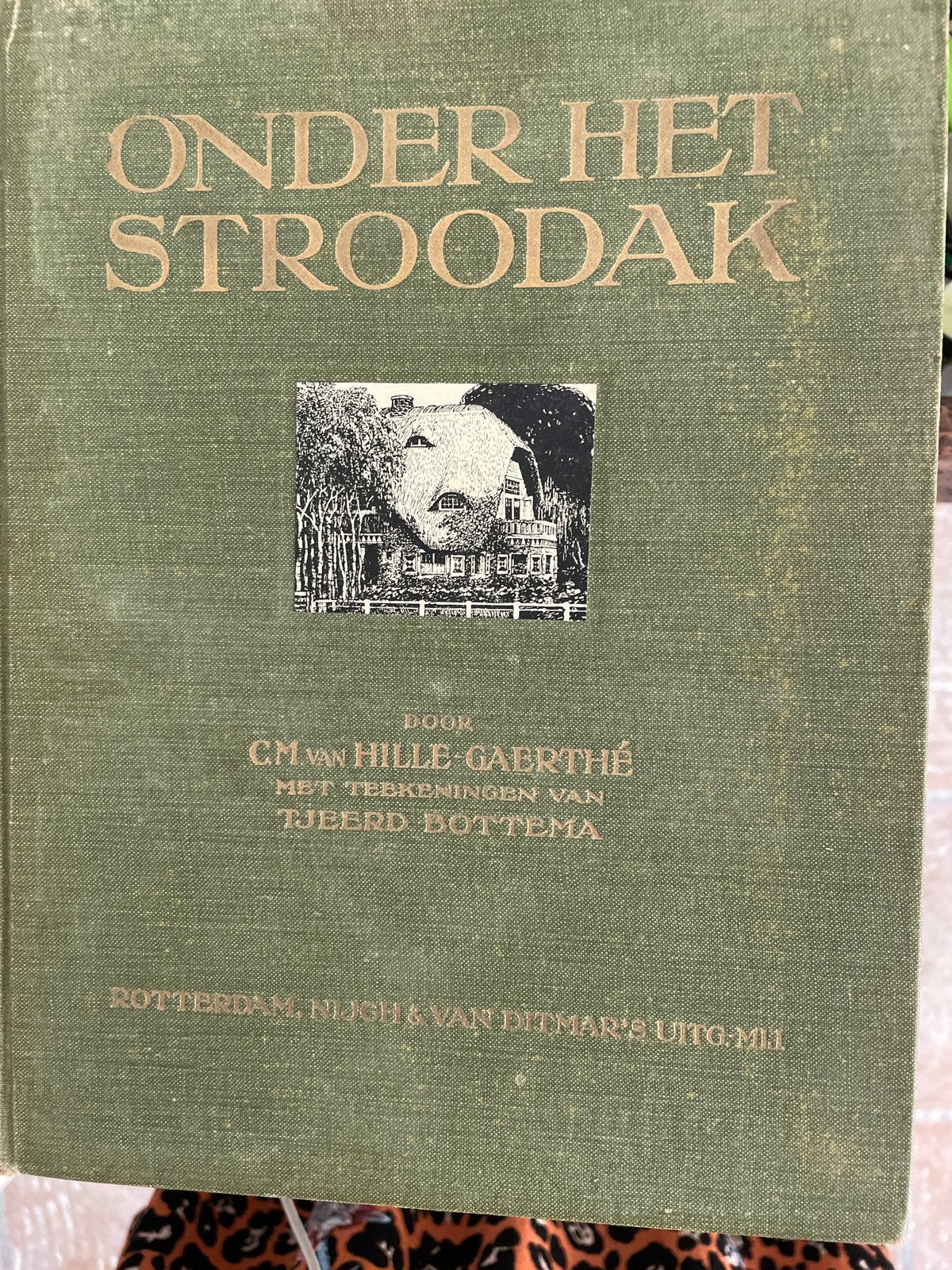 Onder het Stroodak - C.M. van Hille-Gaerthé (Tweede Druk), Boeken, Ophalen of Verzenden, Gelezen, Nederland