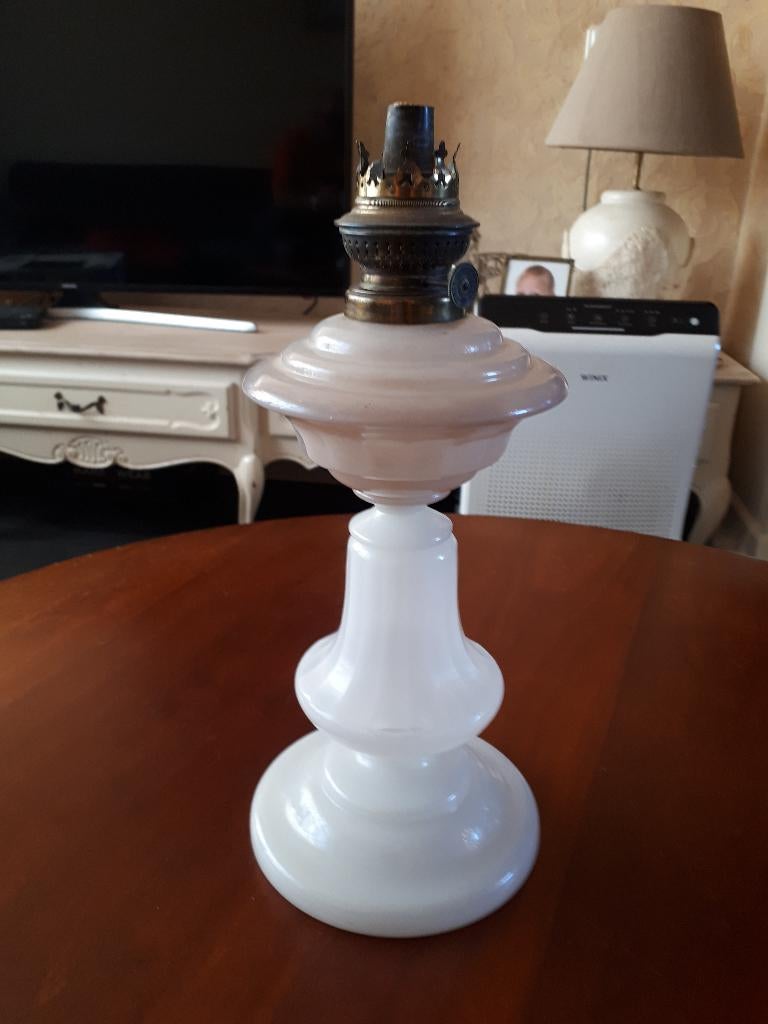 Mooie Vintage Olielamp van wit melkglas zie de foto's, Ophalen