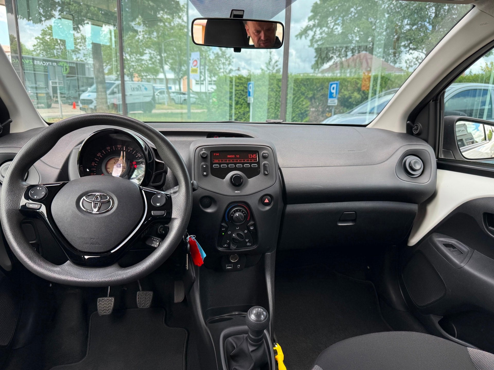 Toyota Aygo 1.0 VVT-i x-fun - Airco - Media - OrgNL, Voorwielaandrijving, Stof, Gebruikt, 4 stoelen