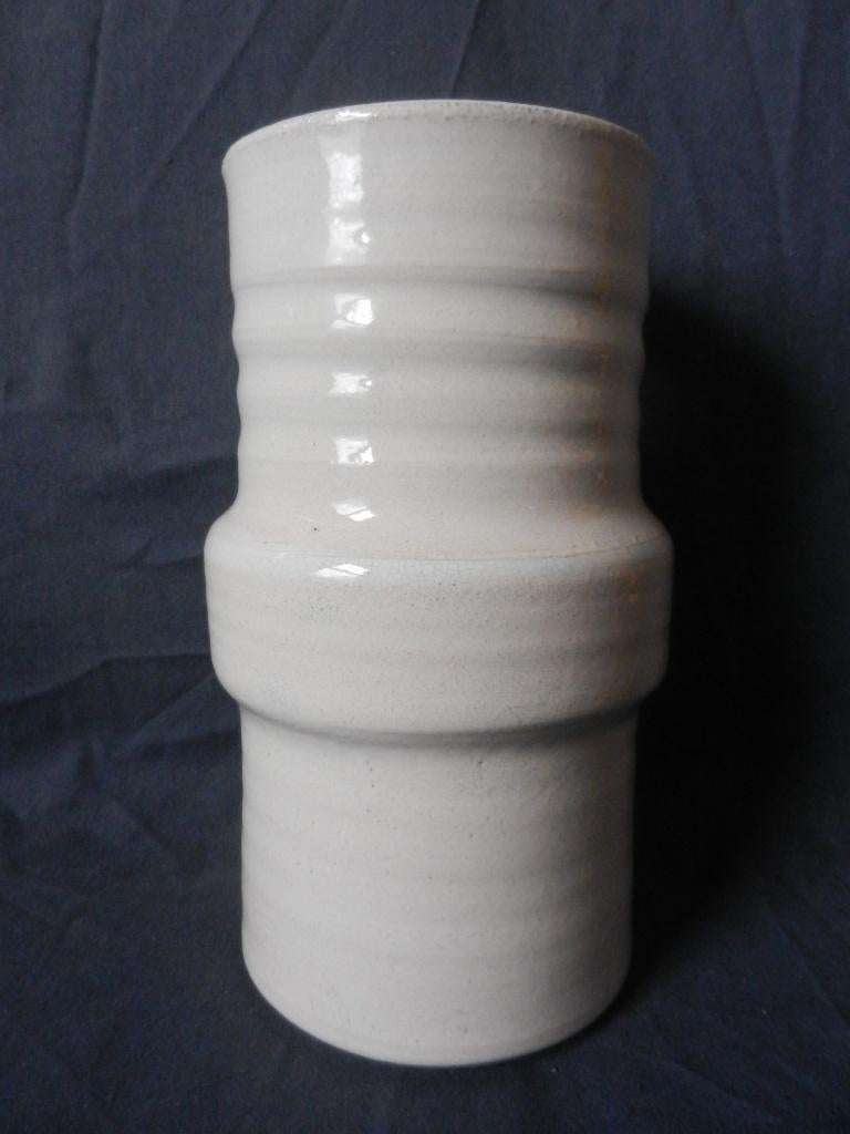 Cilindrische witte vaas Ad Soesbergen Oegstgeest h. 21,1 cm., Ophalen of Verzenden