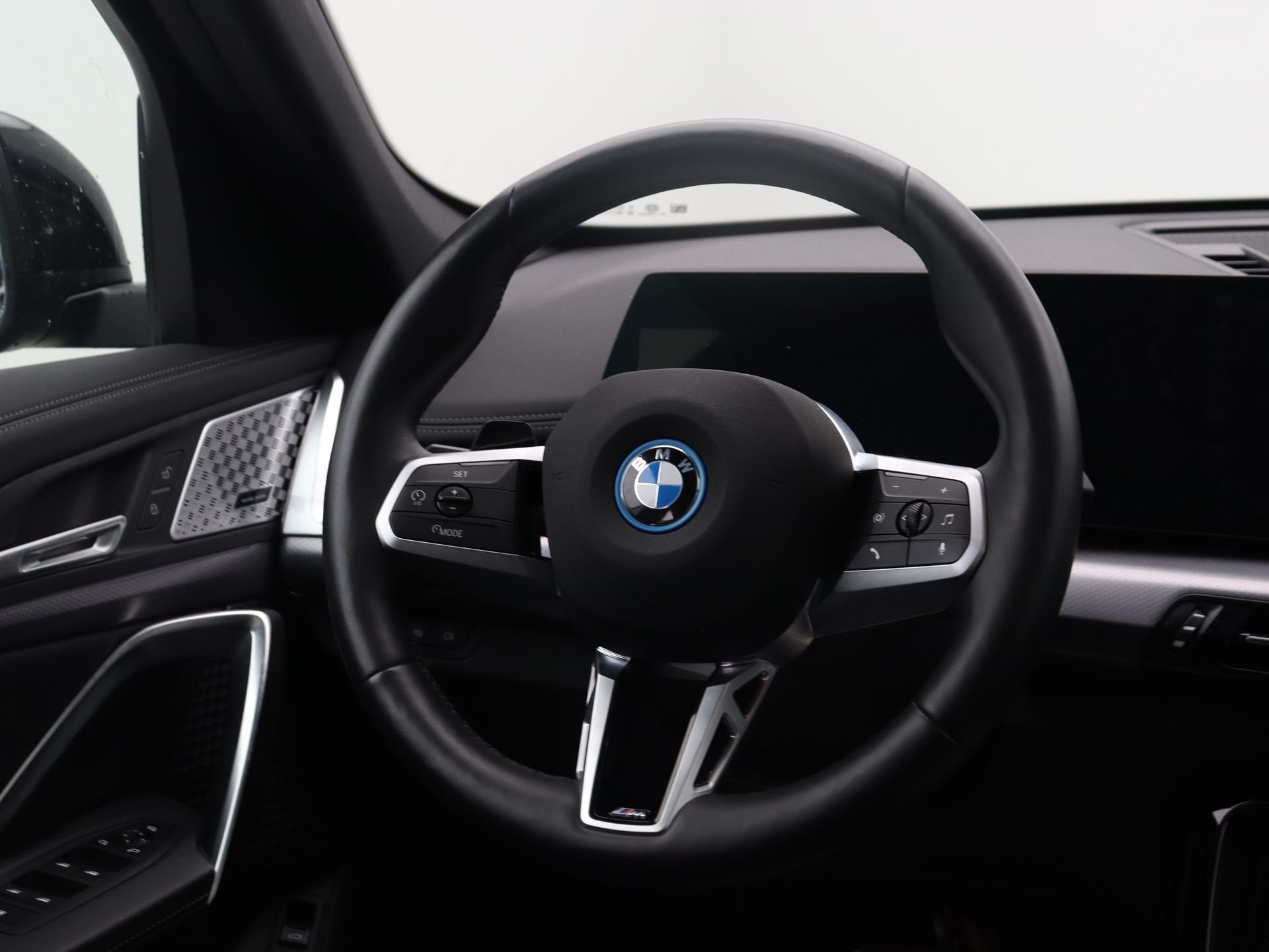 BMW iX1 eDrive20 M Sport Edition (bj 2025, automaat), Auto's, Gebruikt, Met garantie (alle), 24 min, Zwart