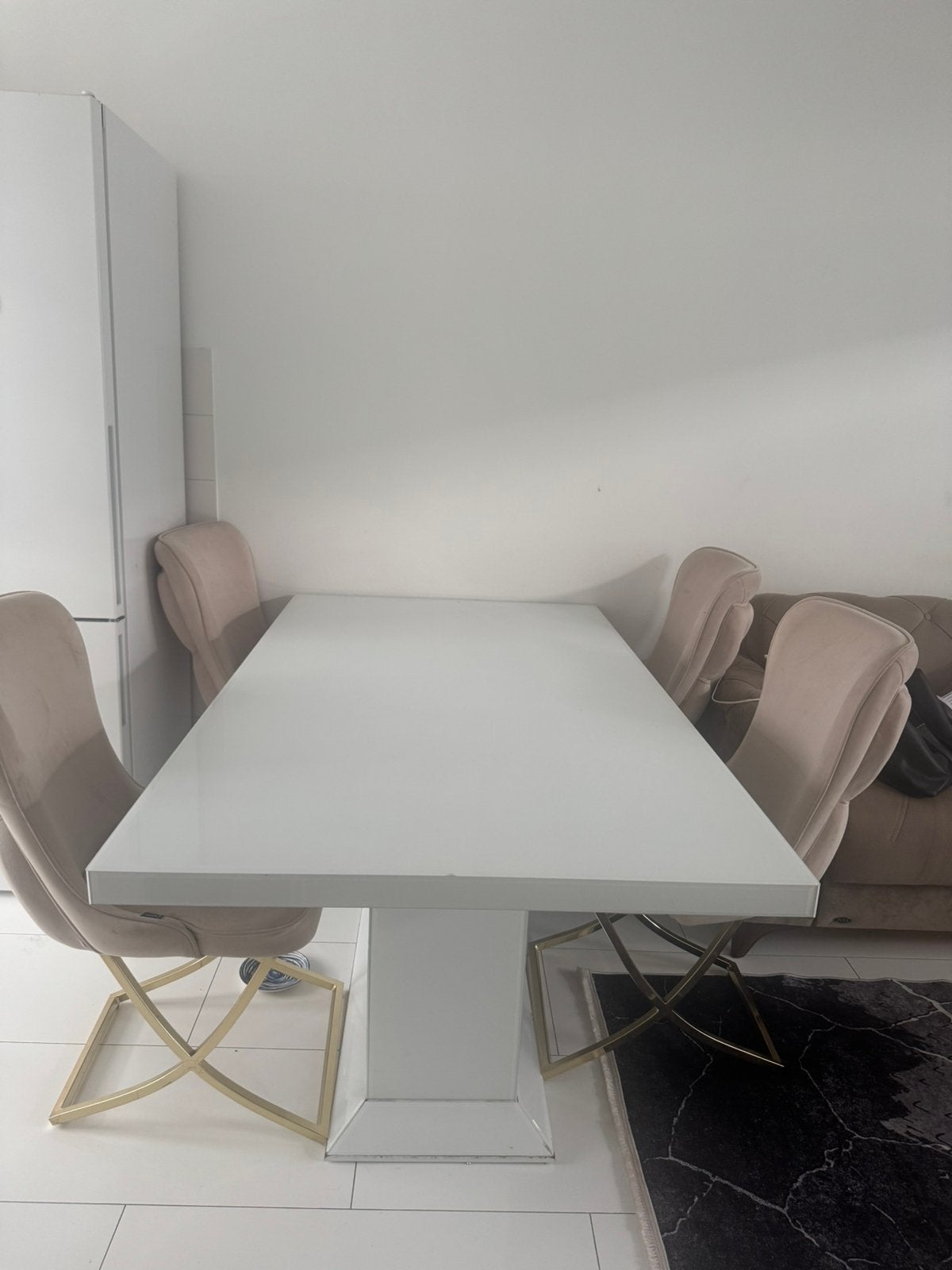 Eettafel met 4 stoelen en een bankstel te koop
