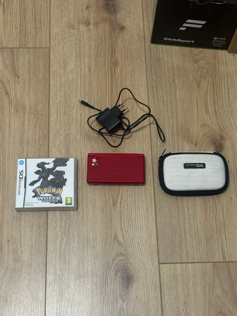 Nintendo DS Lite Rood + Pokémon White + Oplader & Hoes, Spelcomputers en Games, Spelcomputers | Nintendo DS, Verzenden, Zo goed als nieuw