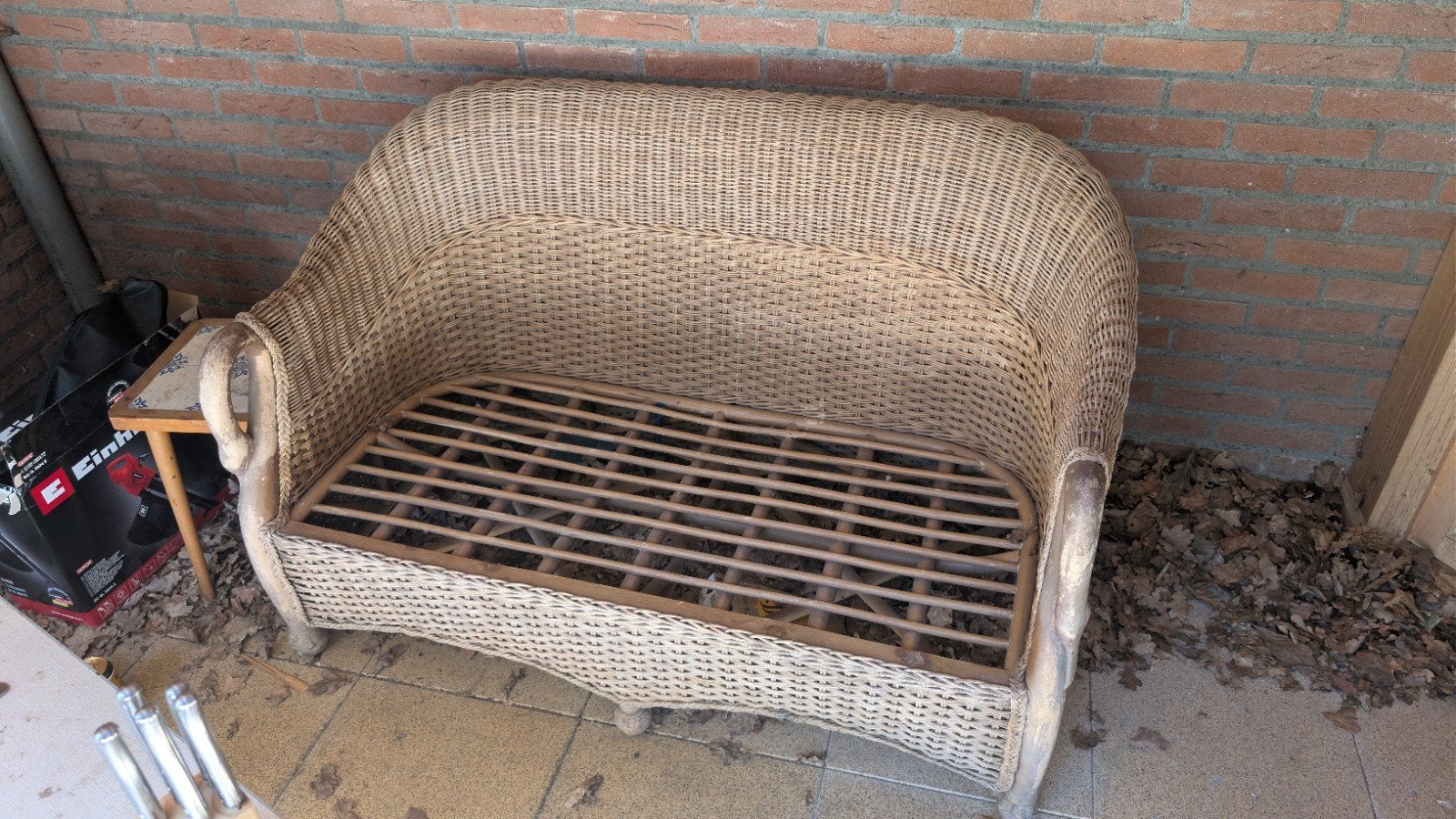 Vintage rotan bankje met zwanenhoofden, Ophalen