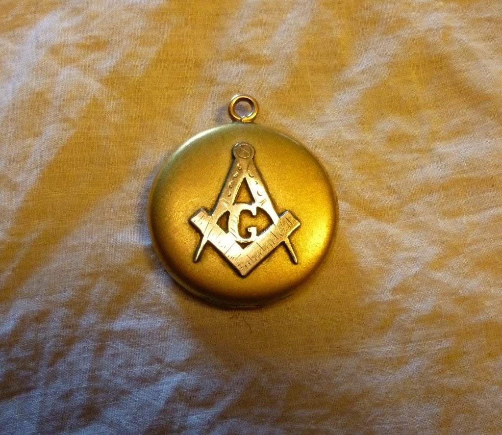 antiek medaillon met vrijmetselaarsteken in goud, Ophalen of Verzenden, Overige materialen, Hanger, Verguld