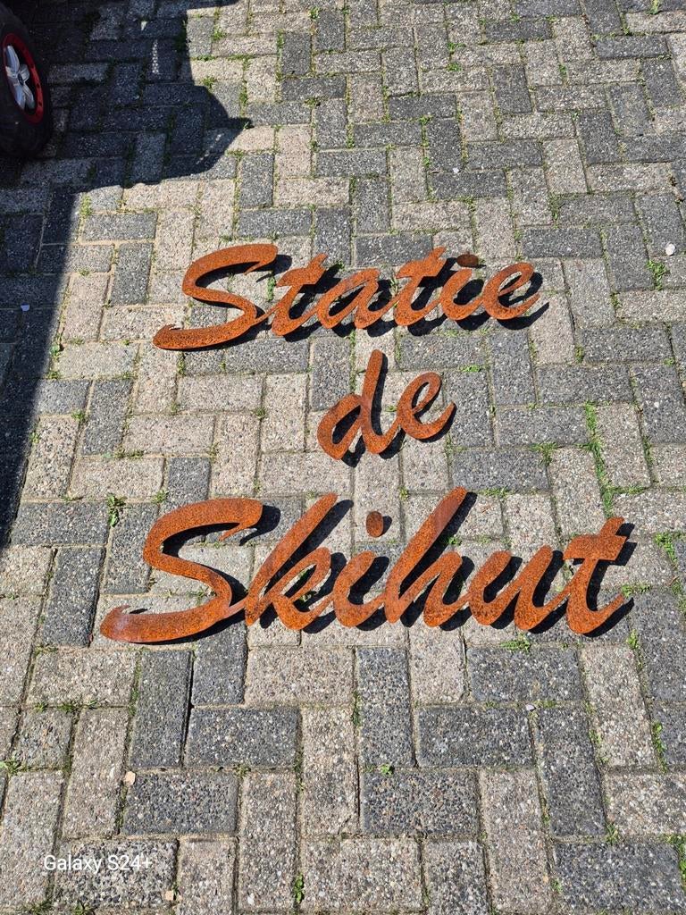 Metalen wanddecoratie 'Staatie de Skihut' - Roestkleur, Huis en Inrichting, Woonaccessoires | Wanddecoraties, Gebruikt, Decoratieobject
