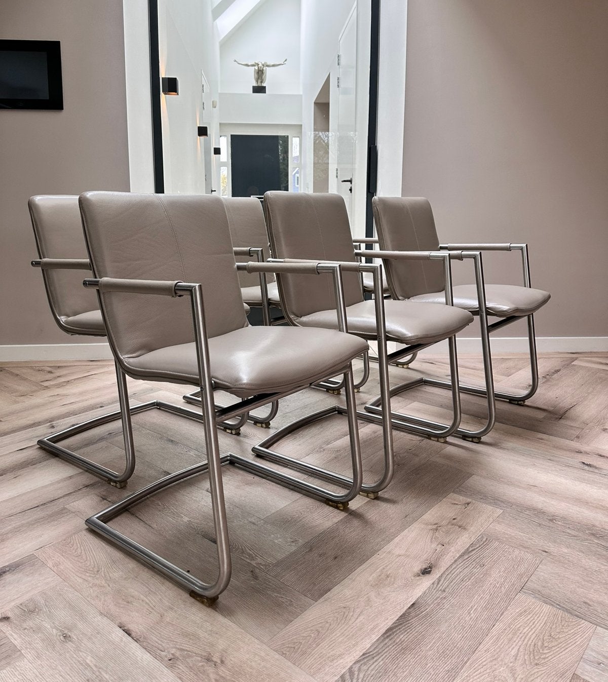 4/6 taupe lederen Henders en Hazel design eetkamerstoelen, Ophalen, Overige kleuren, ---, Henders en Hazel