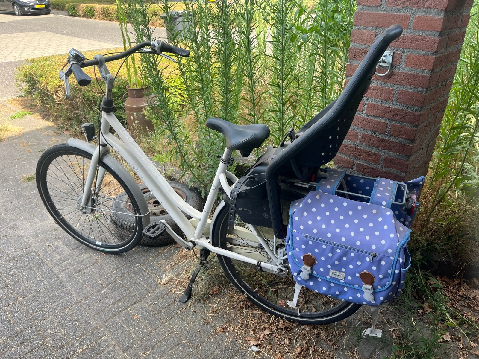 Degelijke mamafiets met kinderzitje en fietstassen, Ophalen, 1 zitje, Gebruikt, Dubbele standaard
