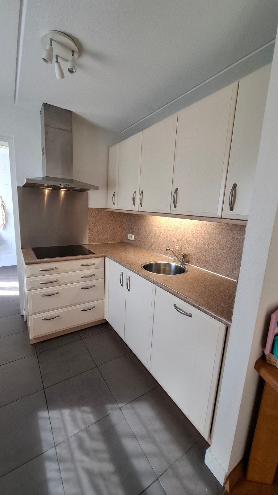 Complete hoekkeuken met inbouwapparatuur, Huis en Inrichting, Keuken | Complete keukens, Ophalen, Gebruikt, Hoekkeuken, Kunststof